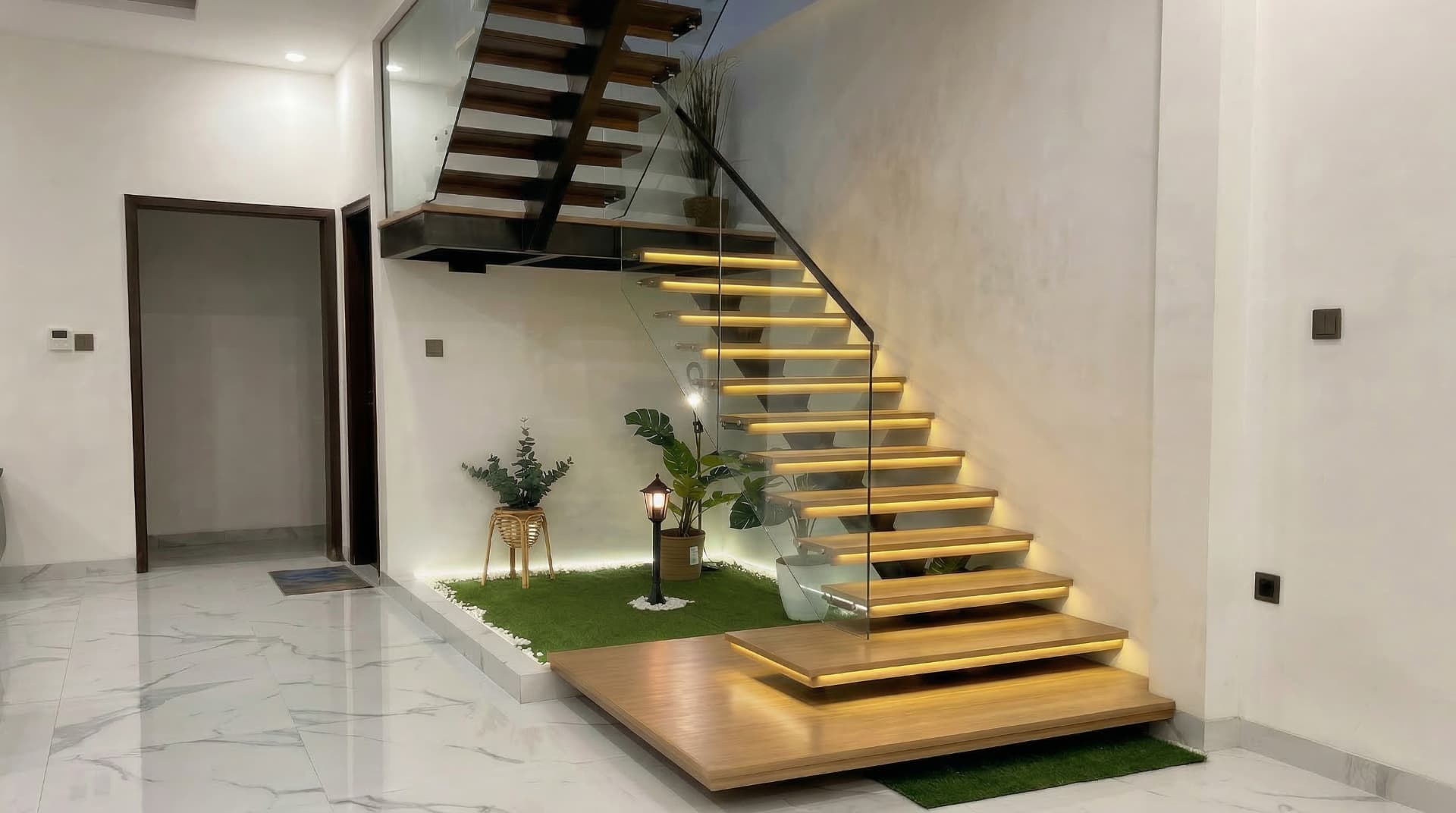 Diseño de escalera volada de madera con iluminación LED para viviendas de lujo.