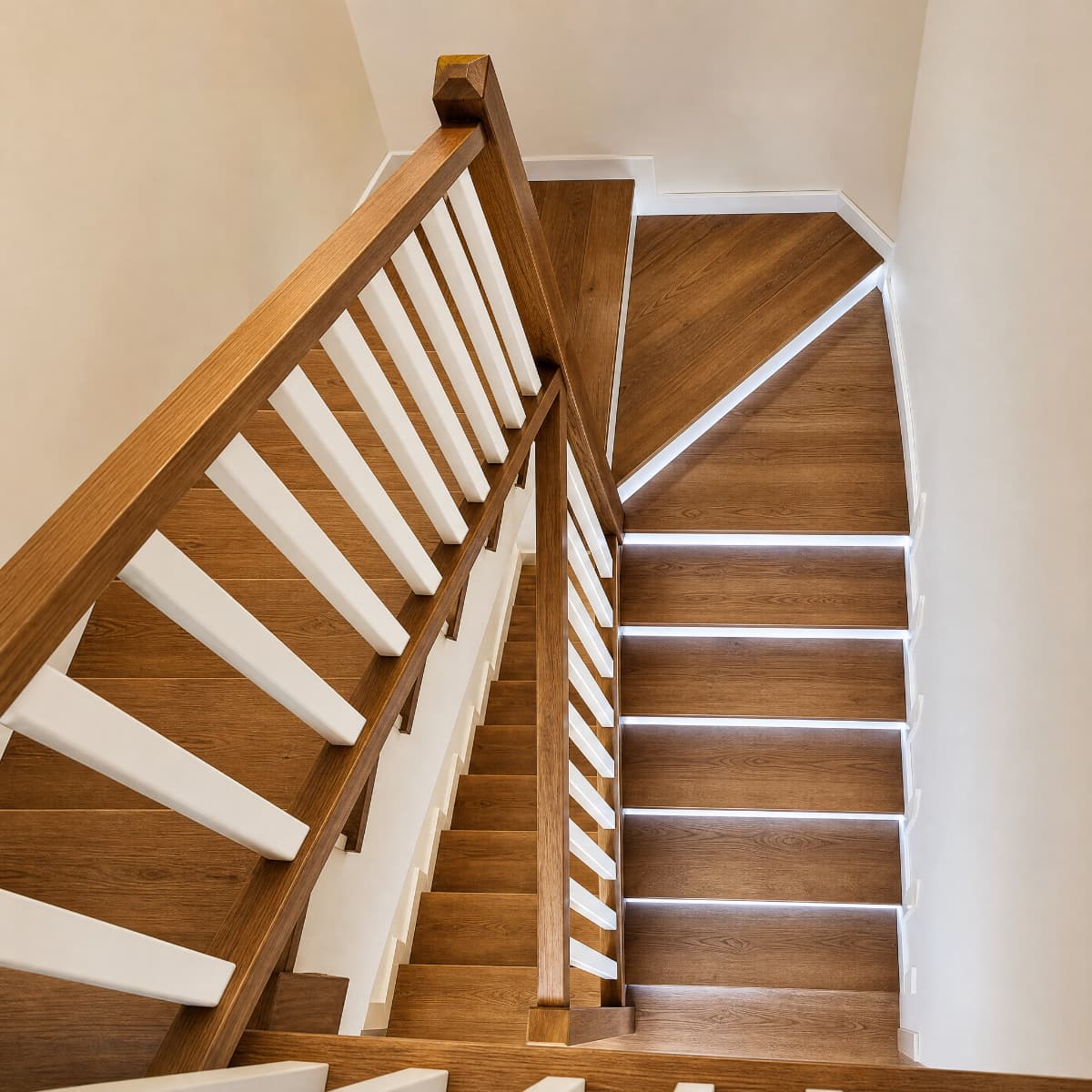 Escalera de madera a medida fabricada e instalada en Murcia por Escaleras Frangel