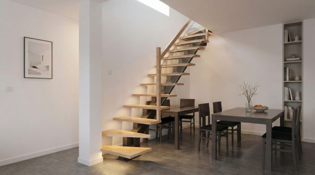 Una elegante escalera de madera volada con luces led integradas bajo los peldaños, iluminando un salón de concepto abierto con decoración minimalista y mobiliario contemporáneo.